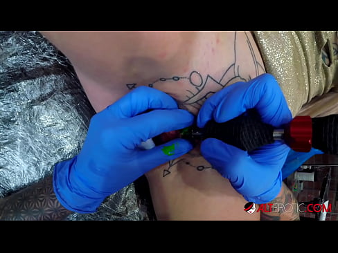 ❤️ Sully Savage, o bunăciune extrem de tatuată, și-a făcut un tatuaj pe clitorisul ei ️❌ at porn ro.dreamlandpassionfever.ru